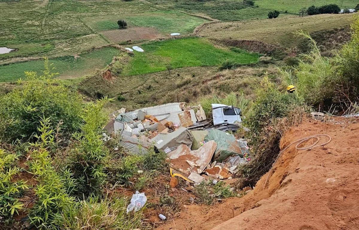 Criança de 3 anos fica presa após carreta cair em ribanceira na BR-116
