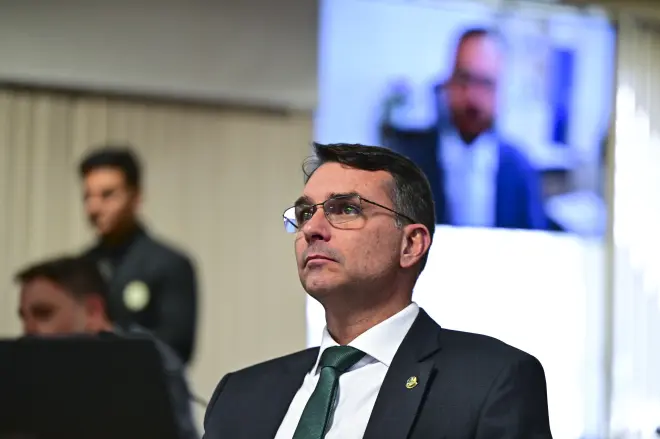 Homem é levado à delegacia após ameaça a Flávio Bolsonaro em Juiz de Fora