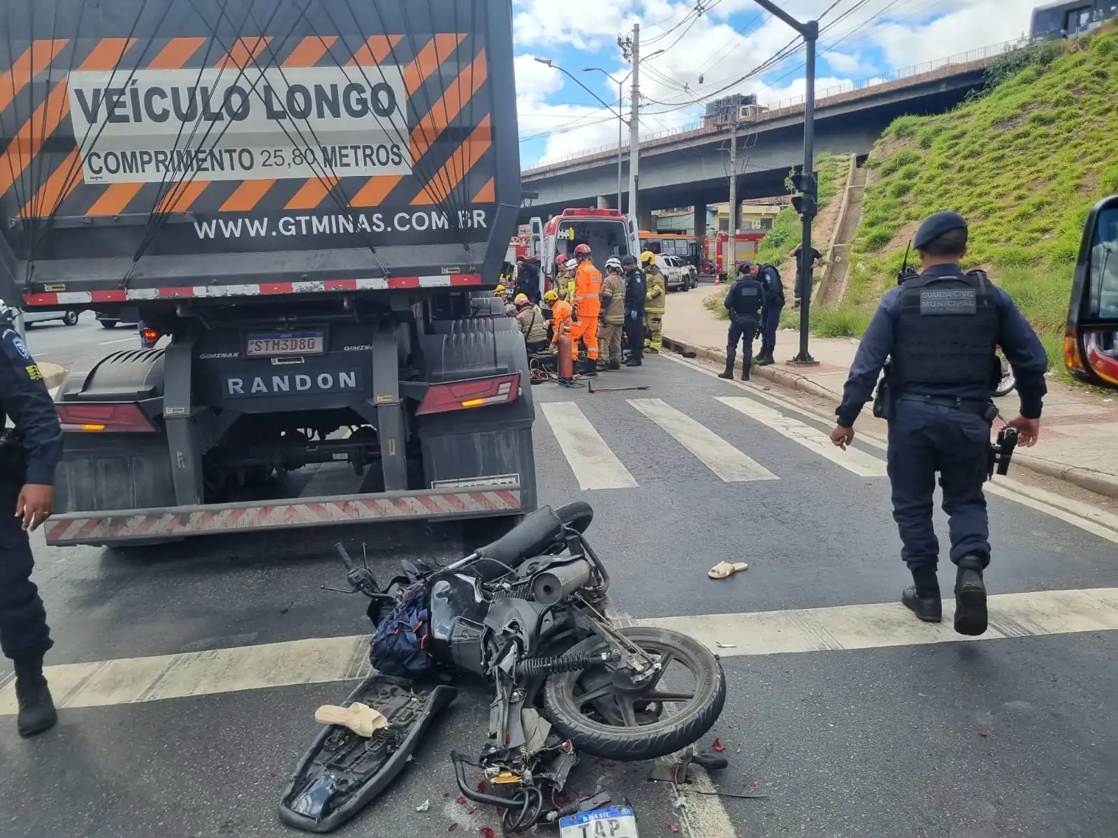 Moto de aplicativo bate em caminhão e deixa dois feridos em BH