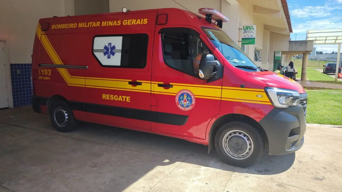 Quatro adultos ficam gravemente feridos em batida na Via Expressa