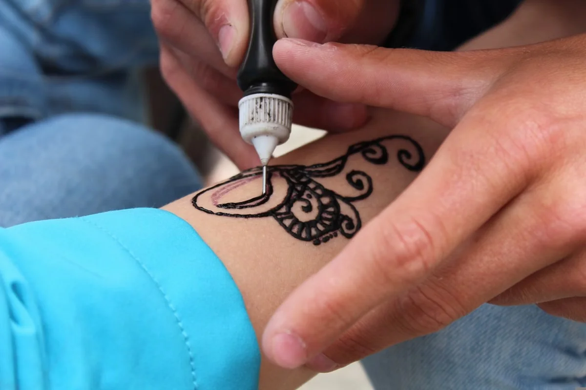 Tatuador é condenado por tatuar duas adolescentes sem autorização dos pais em MG