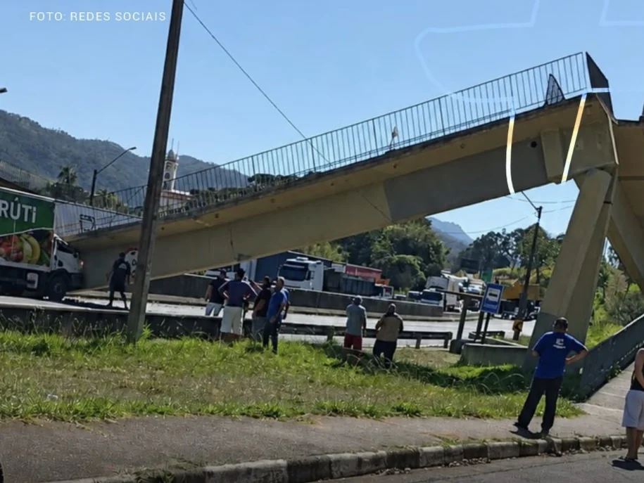 Vídeo mostra acidente grave após caminhão atingir passarela na Fernão Dias