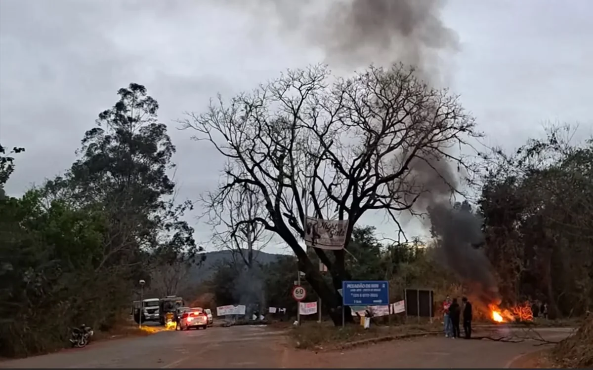 Comunidades fecham MG-010 em protesto contra acionamento de sirenes