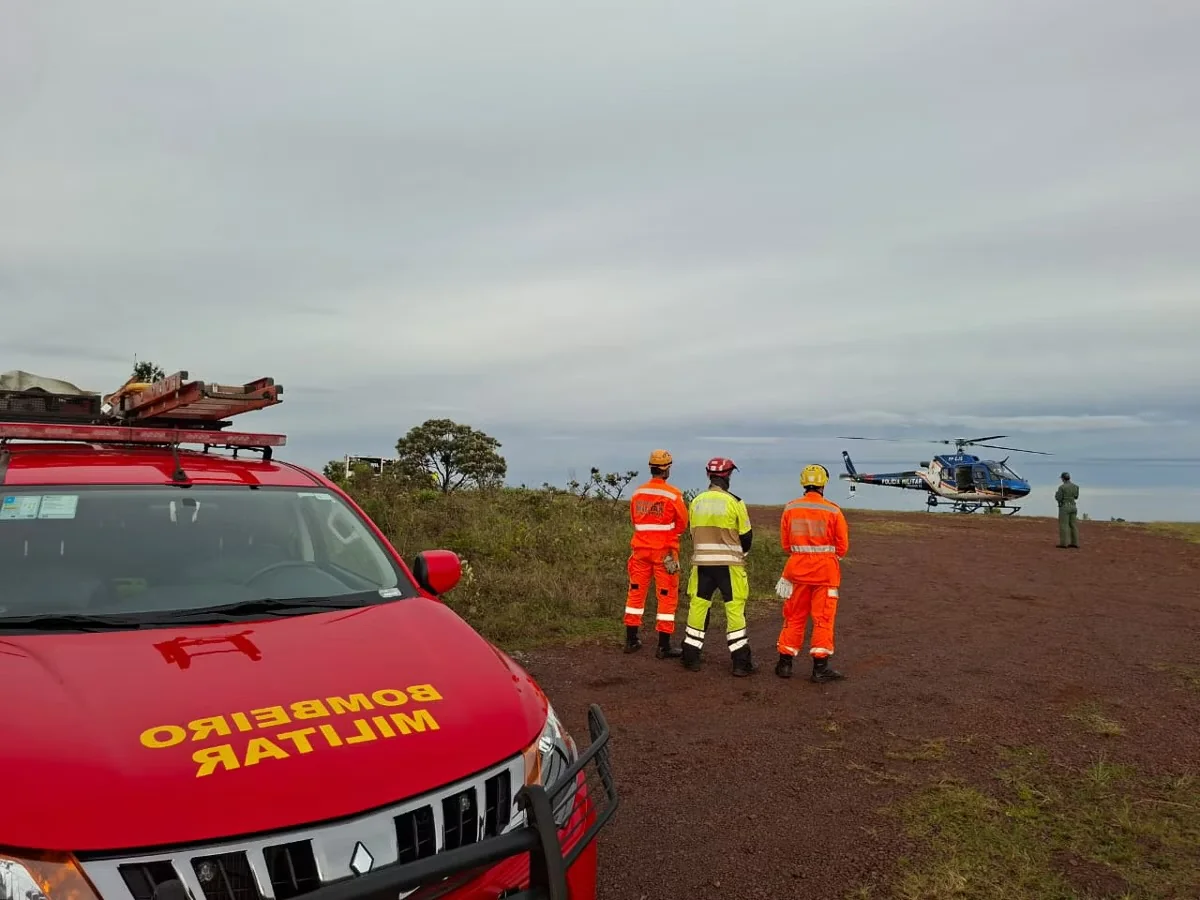 Homem é resgatado com vida após carro cair de penhasco na Serra do Rola-Moça