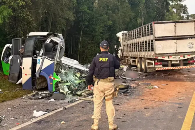 Batida entre carreta e micro-ônibus deixa 22 mortos no Paraná