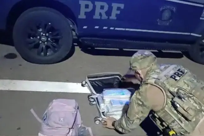Mulher é presa com 20 kg de maconha em mala em Betim