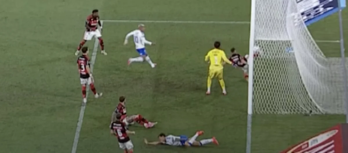 Foi gol? Cruzeiro é eliminado pelo Flamengo após lance polêmico de possível gol