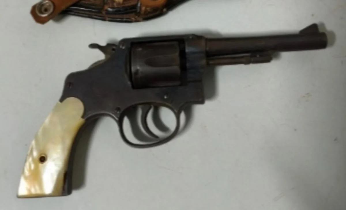 Homem compra arma após furto para procurar suspeito e acaba preso em MG