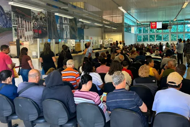 Sistema da Farmácia de Minas falha e deixa pacientes horas à espera de medicamentos em BH