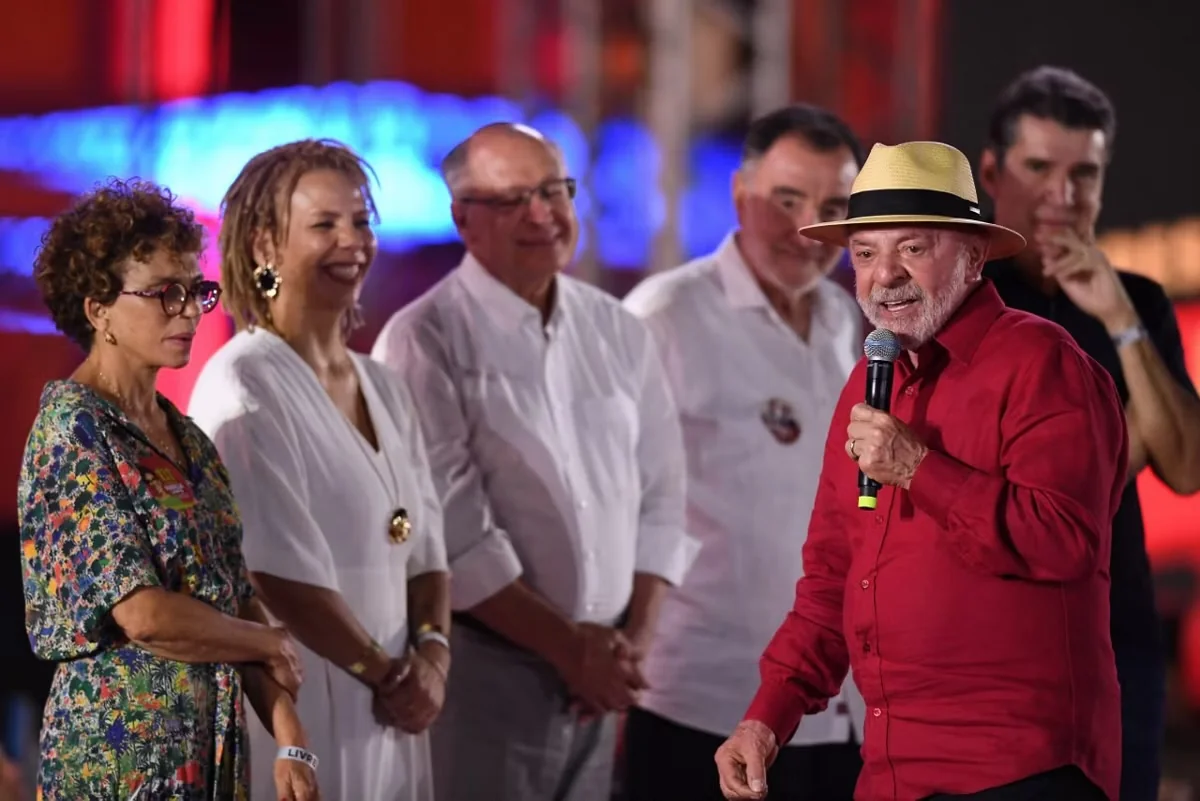 Lula critica Flávio Bolsonaro durante comício em Belo Horizonte