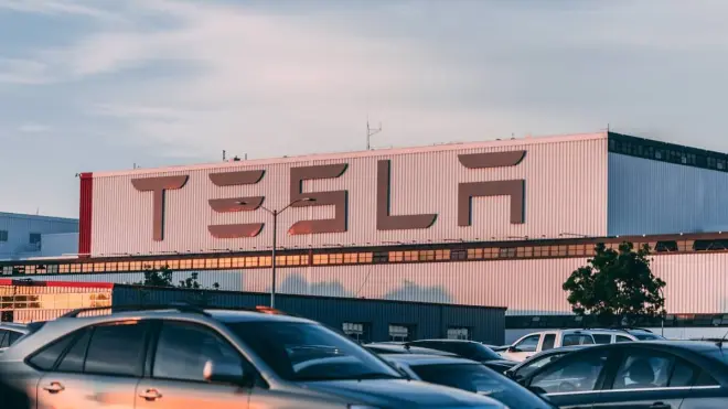 Tesla faz recall de quase 3 milhões de veículos por falha