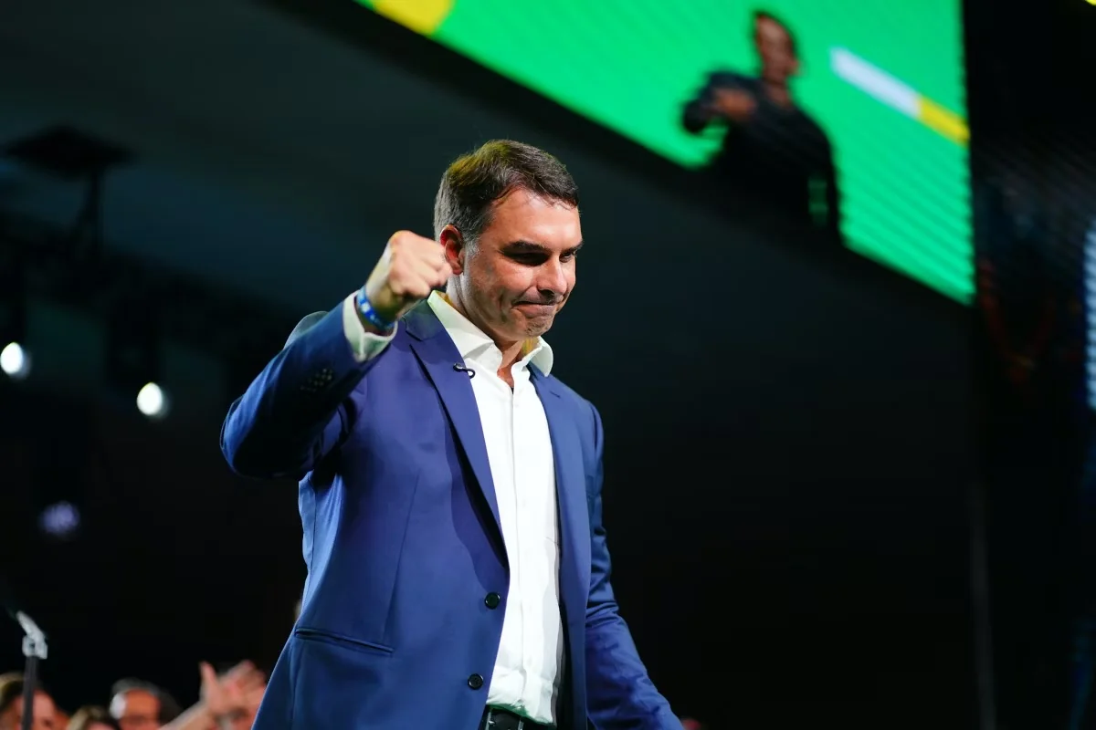“Meu adversário é quem está no poder”, diz Flávio após faltar a debate