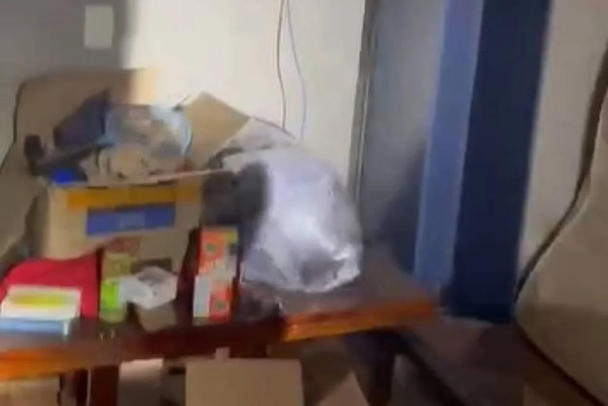 Mulher é resgatada amordaçada e acorrentada em cativeiro