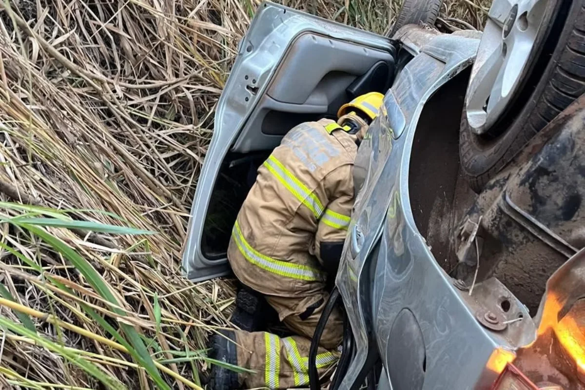 Jovem de 18 anos morre após carro cair em ribanceira na BR-381