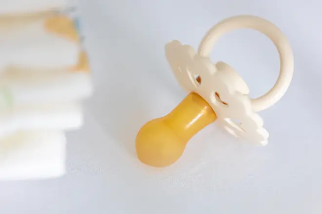 Chupeta pode entortar os dentes? Dentista explica quando hábito vira problema