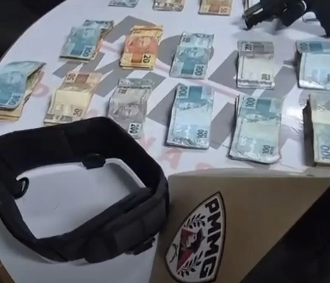 Homem é preso com arma, munições e R$ 17 mil