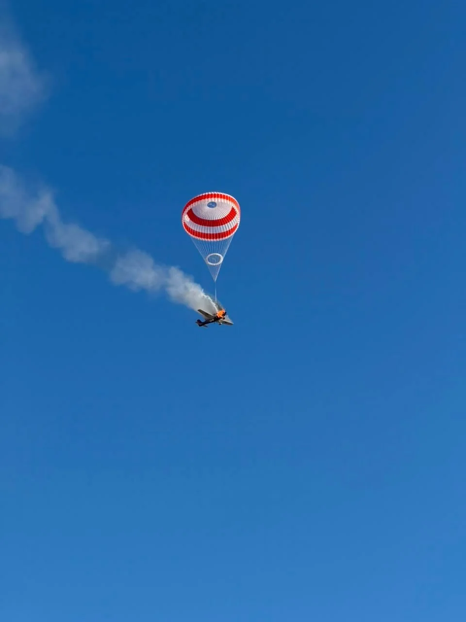Imagem impressionante: Piloto usa paraquedas antes de avião cair em Mateus Leme