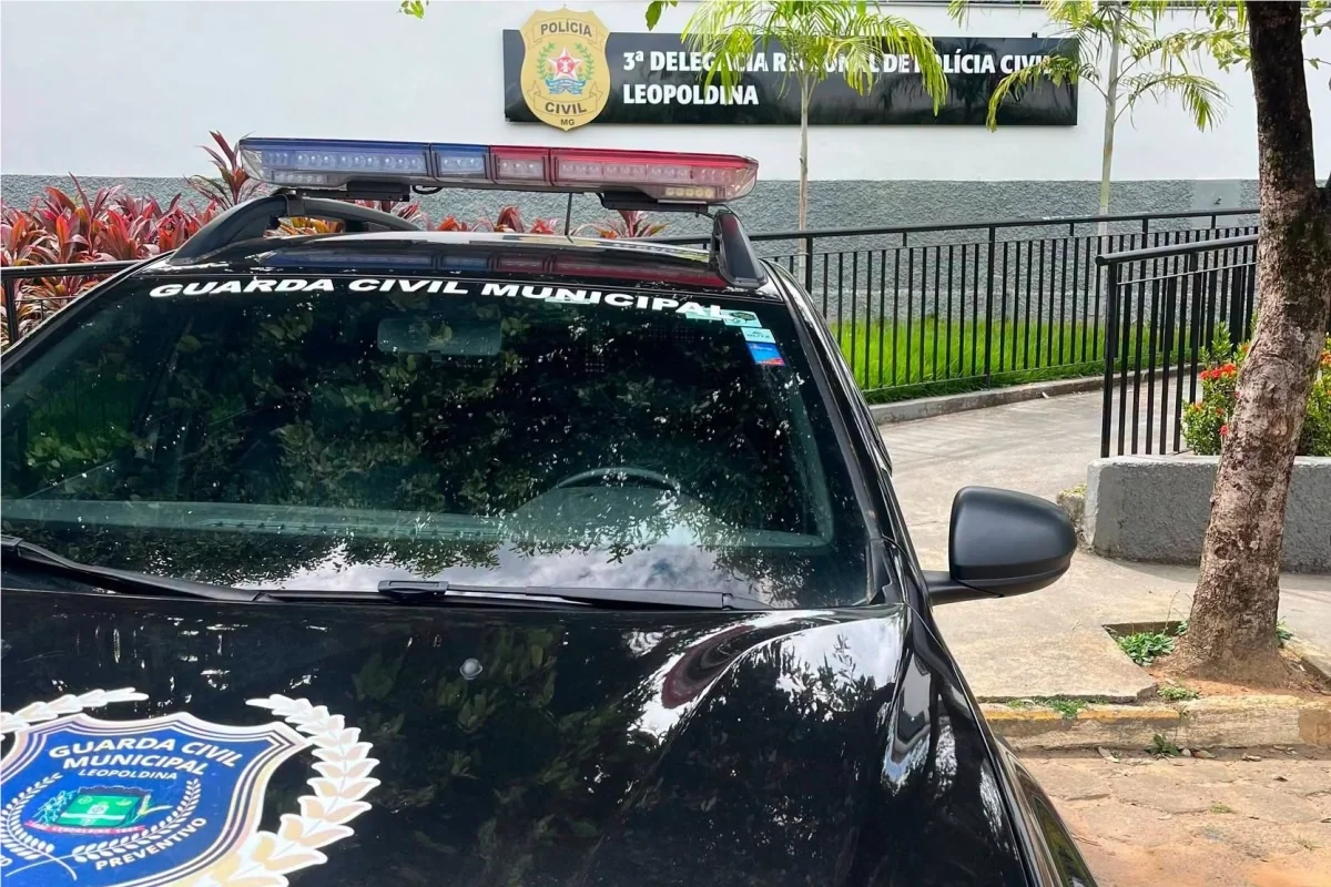 Mãe é presa após deixar três filhos sozinhos em casa em MG