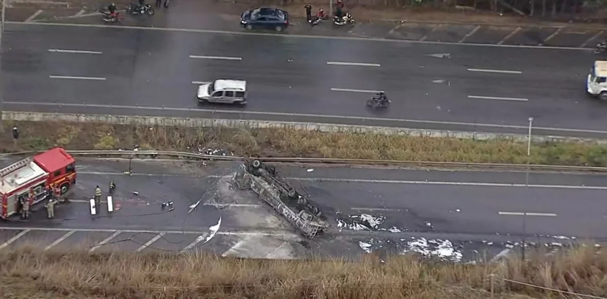 MG-010 segue bloqueada e acesso a Confins tem congestionamento