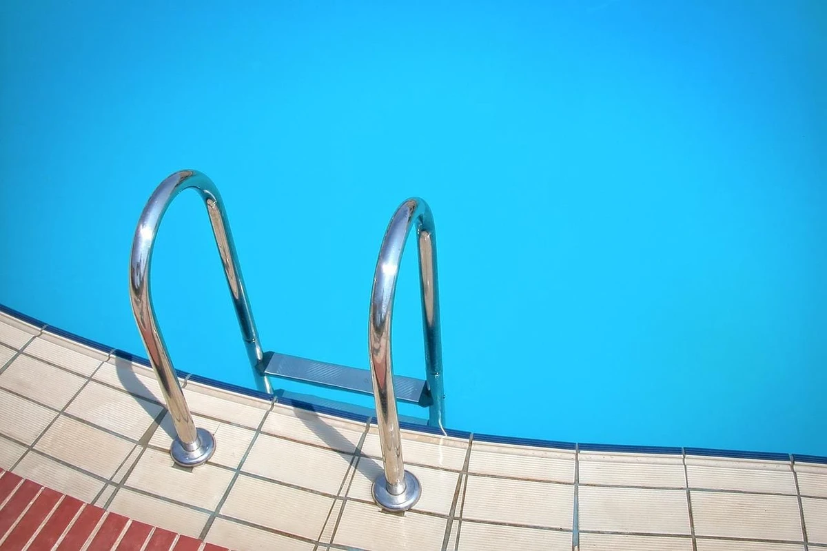 Criança de 9 anos morre após ser encontrada desacordada em piscina em MG
