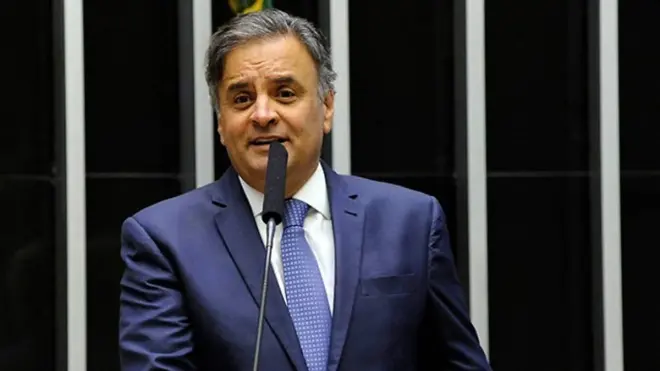 Aécio afirma a aliados que será candidato ao Senado