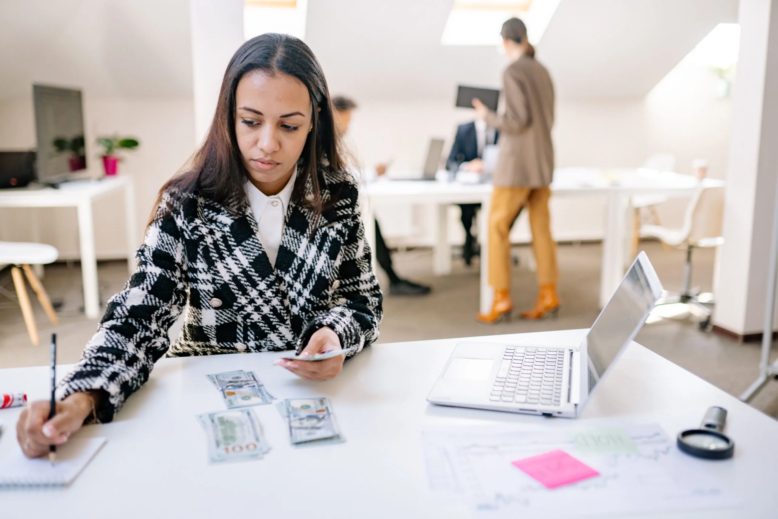 Como as decisões de preço impactam os resultados de uma empresa