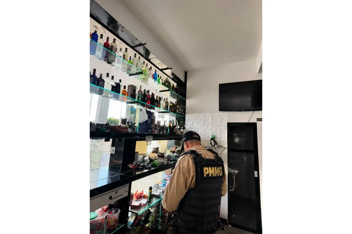 Homem é preso com arma e cerca de R$ 20 mil em operação em MG