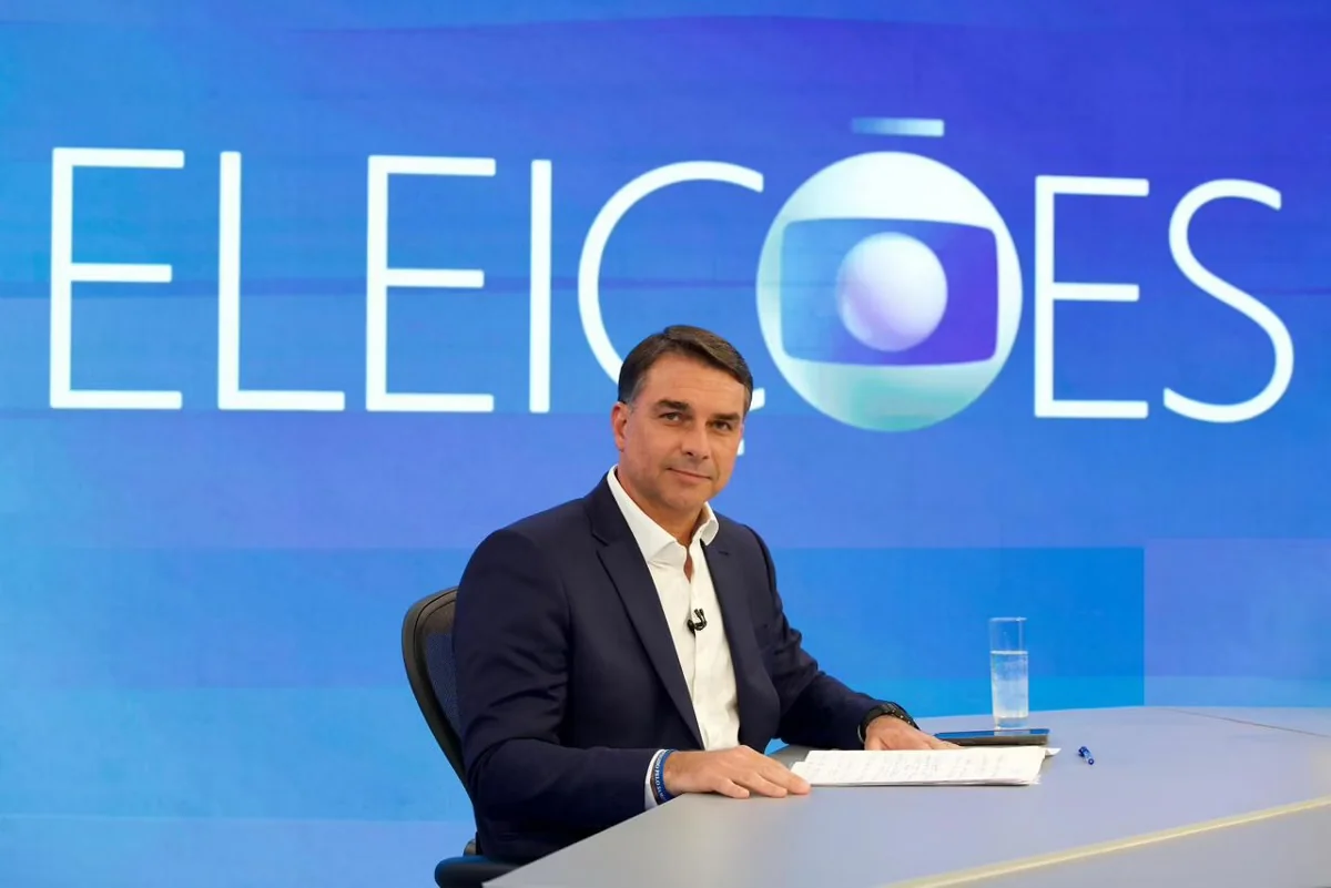Flávio admite erro sobre urnas e promete respeitar resultado das eleições