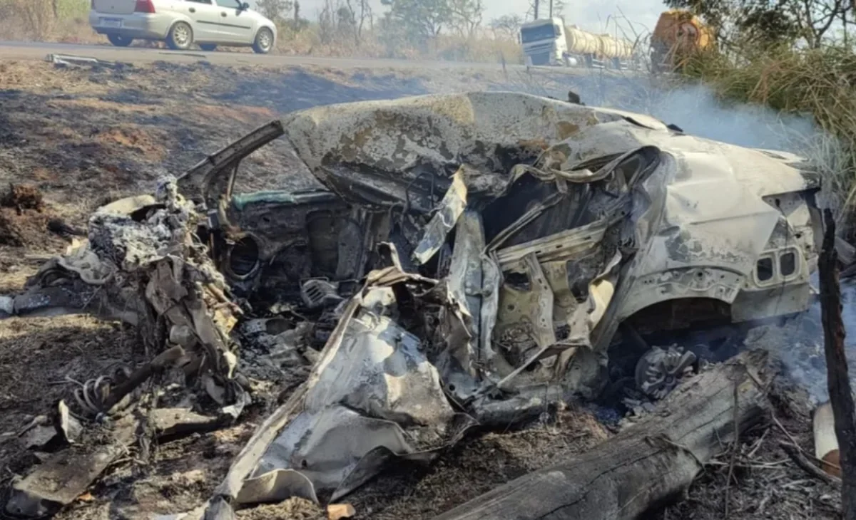 Motorista morre carbonizado após invadir contramão e bater na BR-262