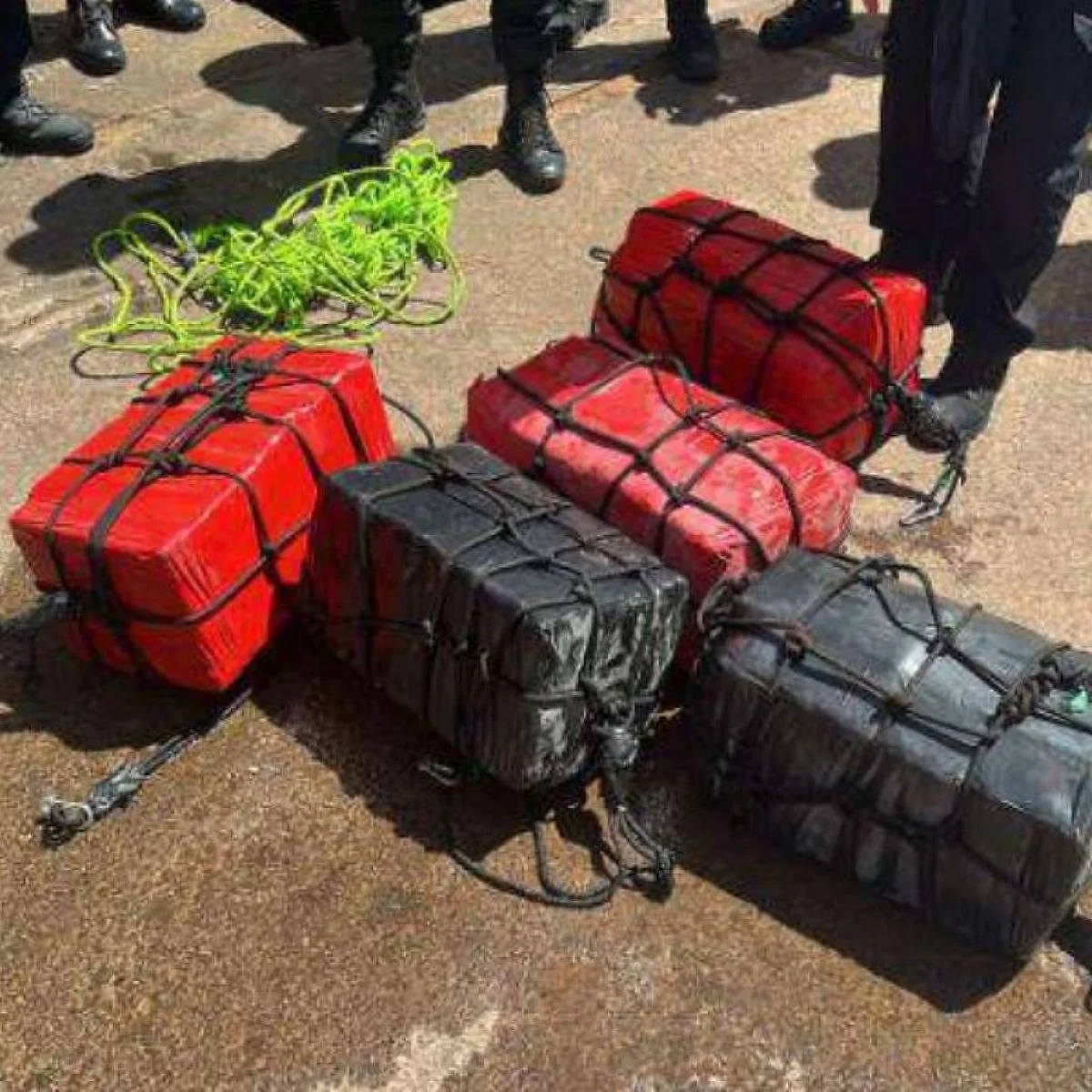 PF prende mergulhadores acusados de esconder 155 kg de cocaína em navio