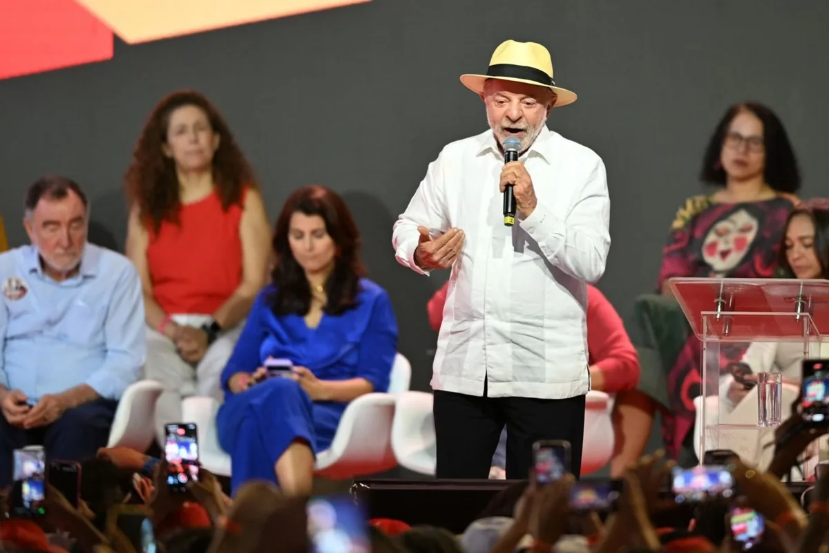 Lula promete fim da escala 6×1 durante ato em BH