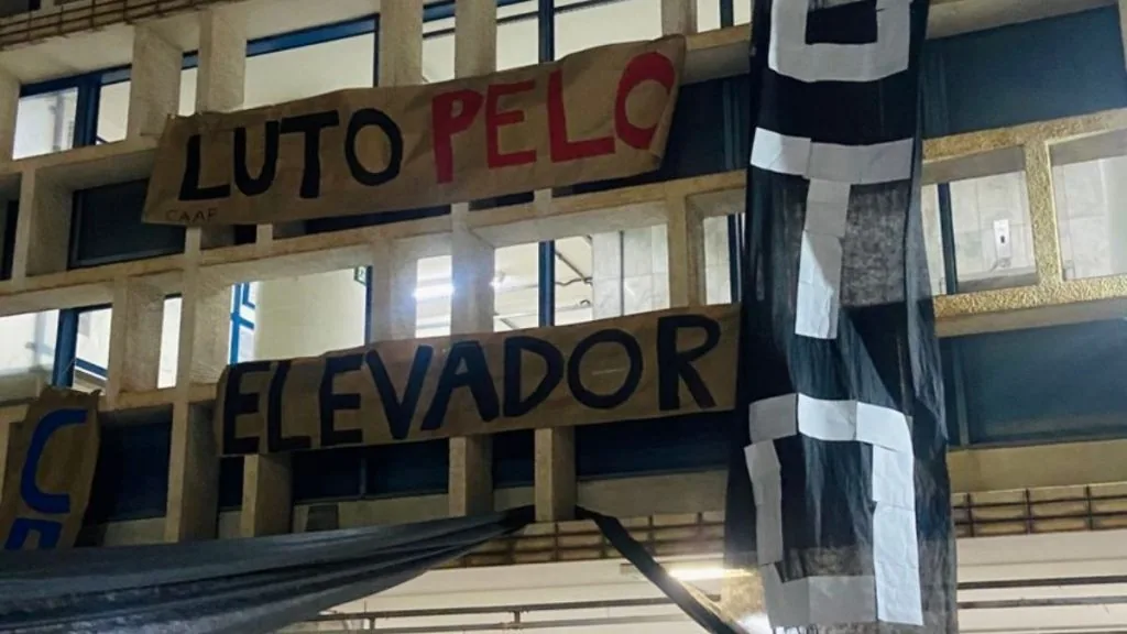 Alunos fazem ‘velório’ de elevadores da Faculdade de Direito da UFMG