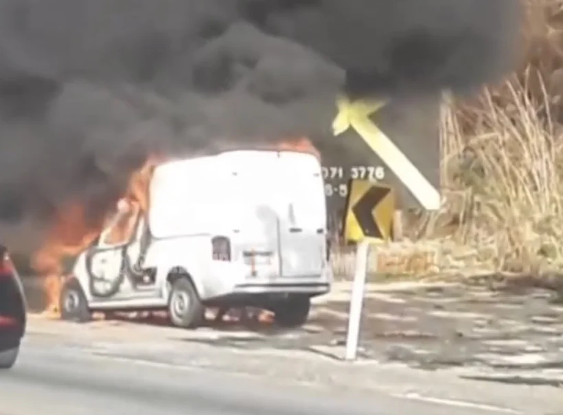 VÍDEO: Incêndio destrói Fiat Fiorino na MG-424, em Sete Lagoas