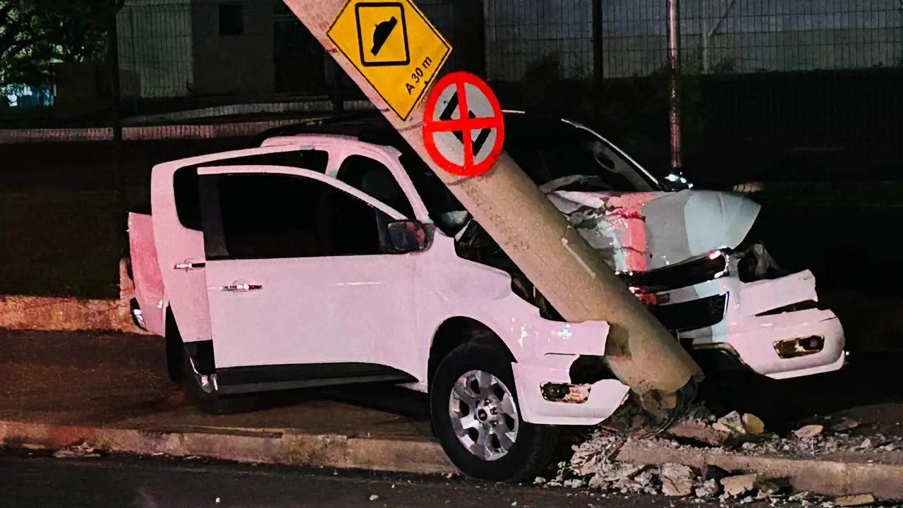 Cabine de carreta se desprende após tombamento na BR-381