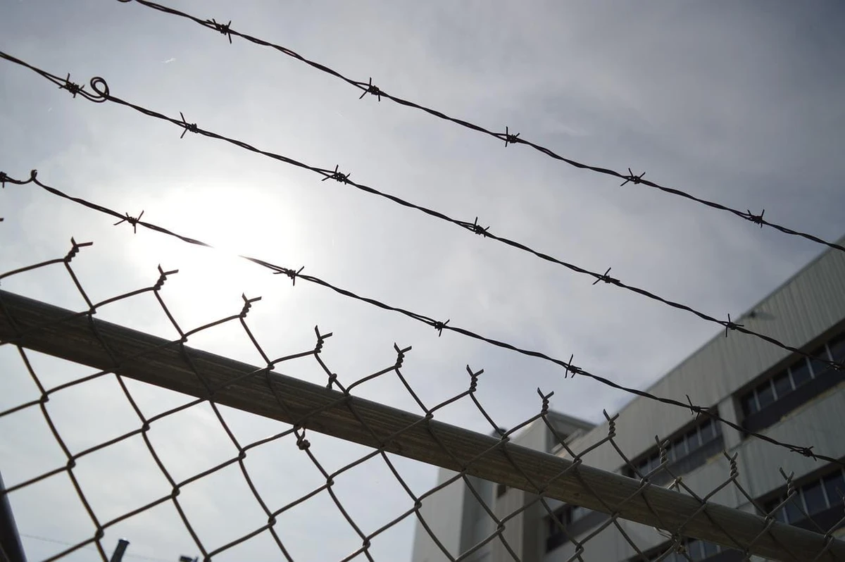 Policial penal é detido com drogas e eletrônicos a caminho de presídio em MG