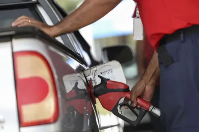 Motoristas de BH gastam até R$ 250 para encher o tanque