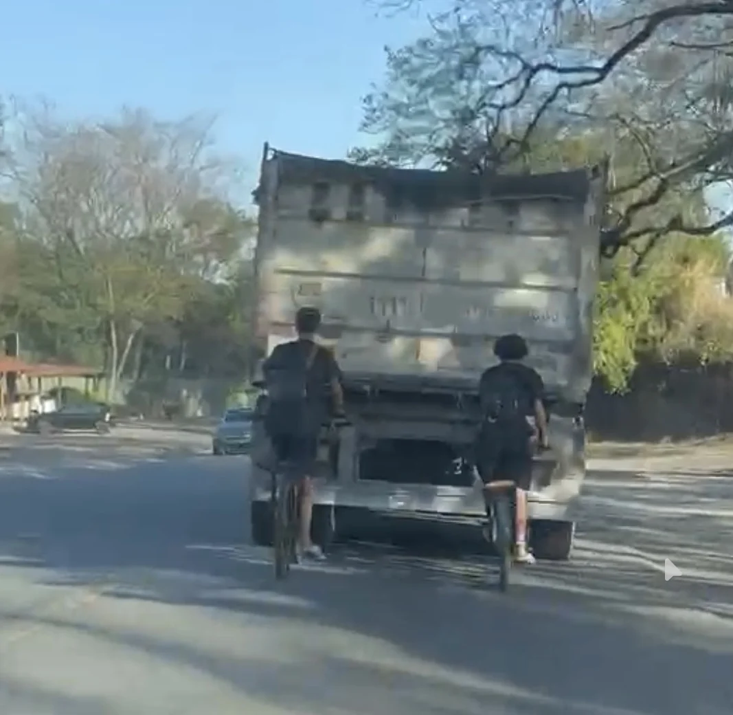 VÍDEO: Ciclistas pegam rabeira em caminhão na MG-424
