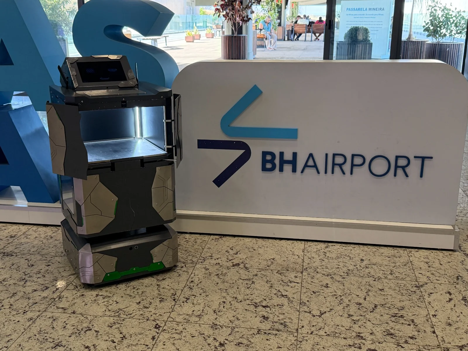 Primeiro robô de entregas em aeroportos do mundo revoluciona experiência de compra no Aeroporto de Confins