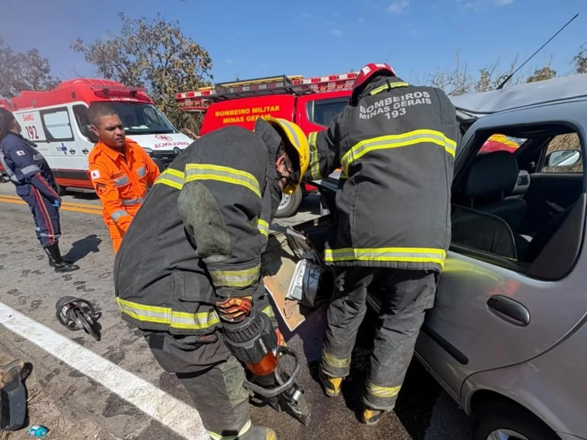 Homem fica preso às ferragens após capotamento em Pedro Leopoldo
