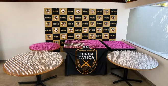 PM apreende 3.450 pinos de cocaína e prende mulher em Belo Horizonte