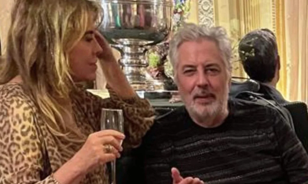 Viúvo de Rita Lee reaparece ao lado de ex-mulher de Fernando Collor e reforça rumores de romance