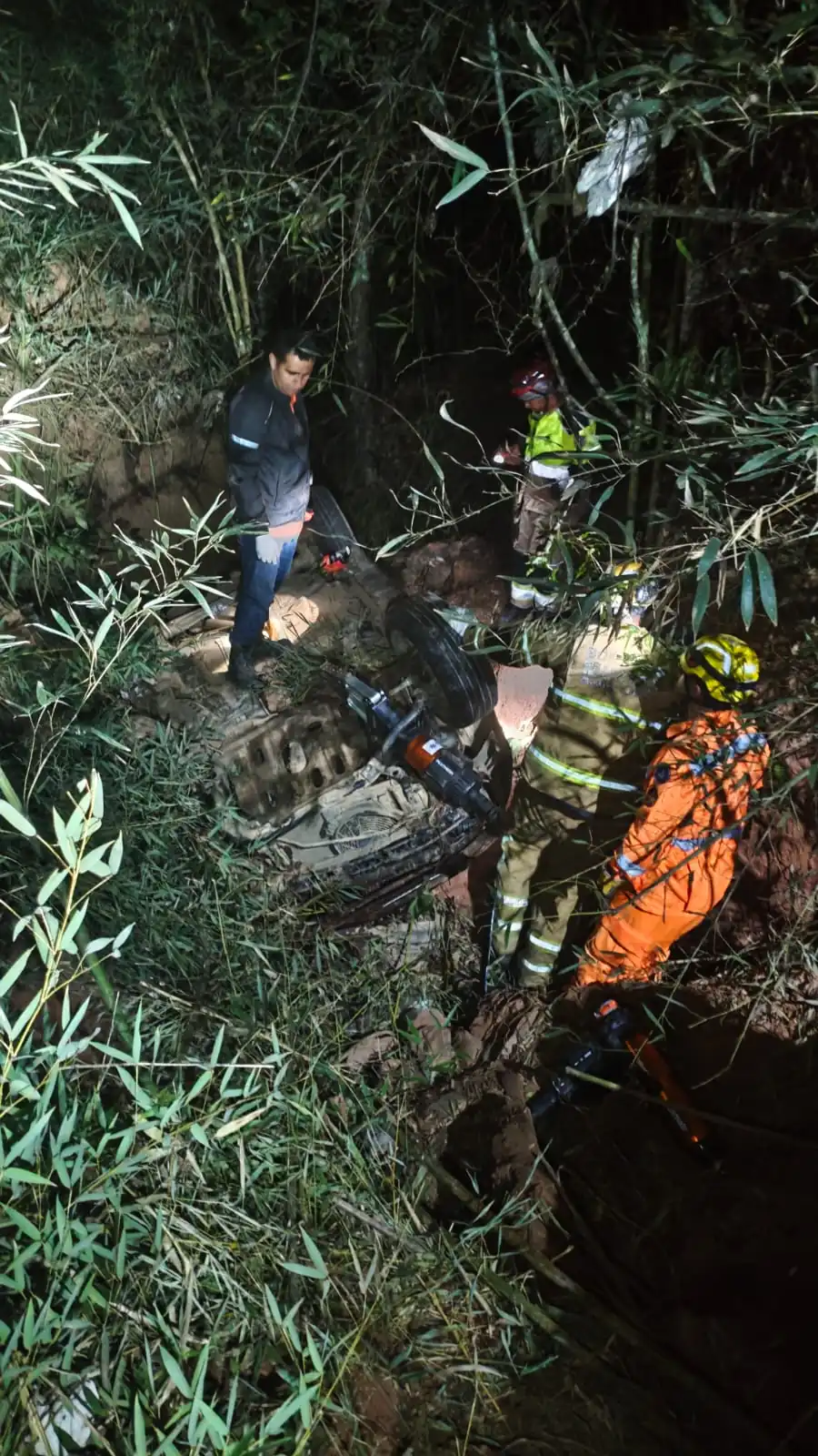 Mulher morre após colisão frontal entre dois carros em MG