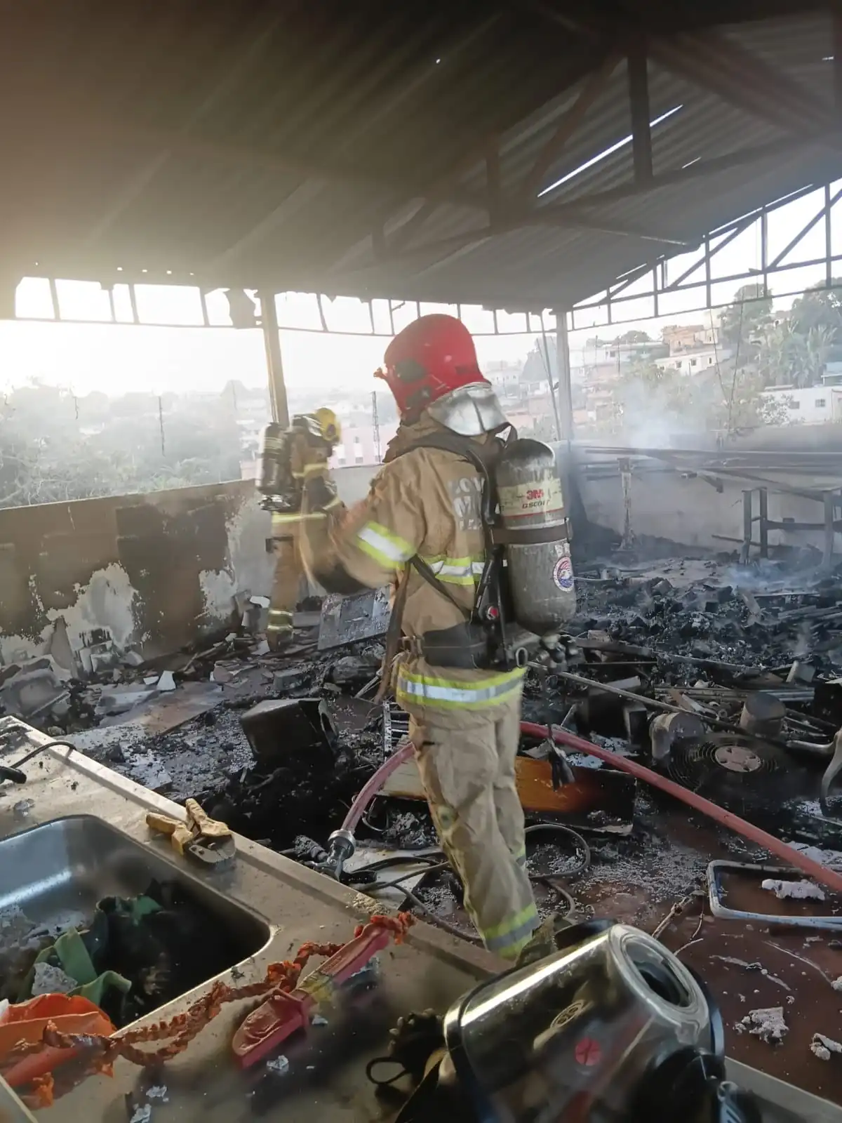 Incêndio atinge casa e destrói segundo andar em Ribeirão das Neves
