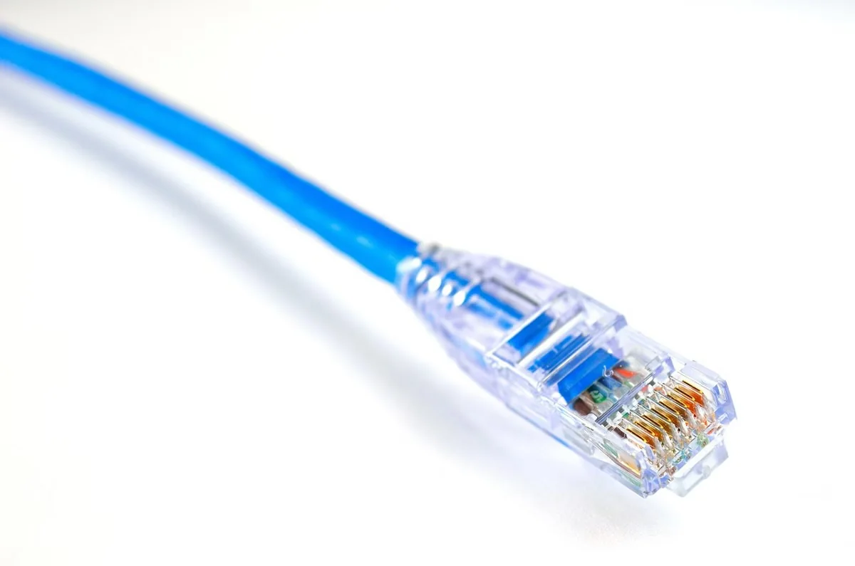 Idosa sofre descarga elétrica ao passar fio de internet em Divinópolis