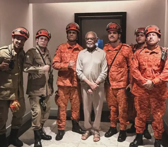 Gilberto Gil fica preso em elevador e é resgatado por bombeiros