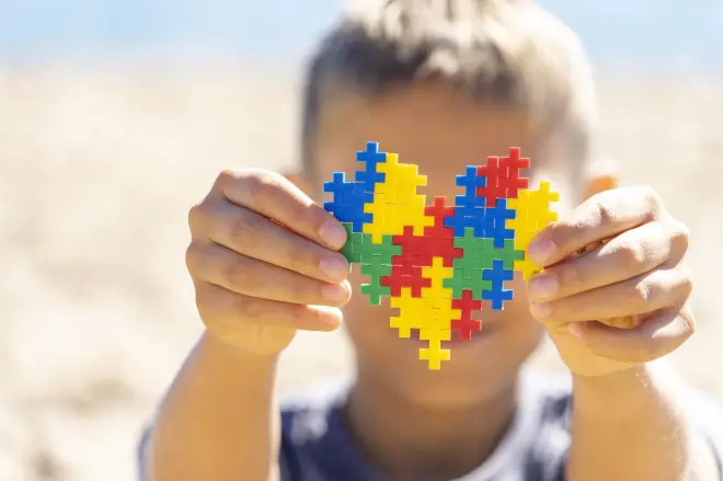 Autismo pode ser identificado na infância ou na vida adulta; saiba quais são os sinais
