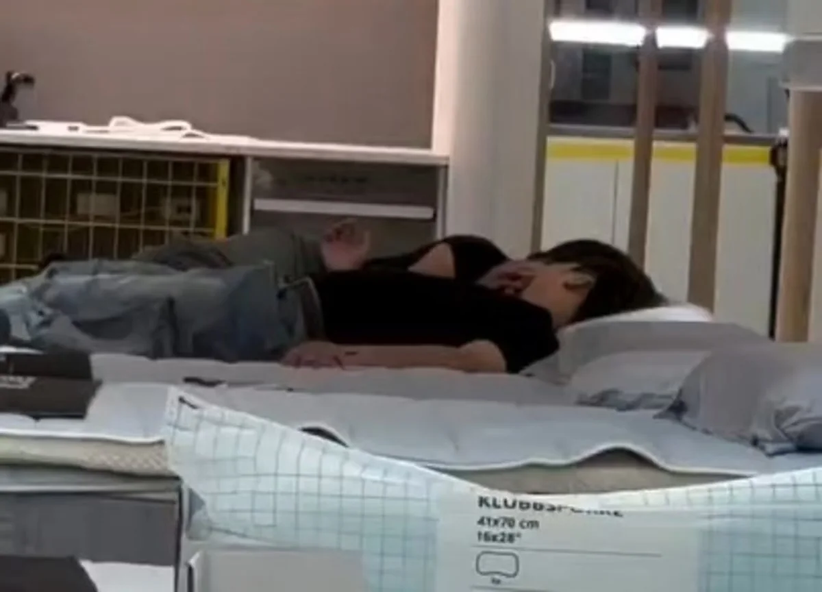Vídeo mostra casal em momento íntimo dentro de loja de móveis e gera debate nas redes