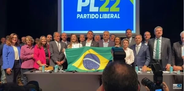 Flávio Bolsonaro anuncia Alfredo Gaspar como candidato a vice-presidente