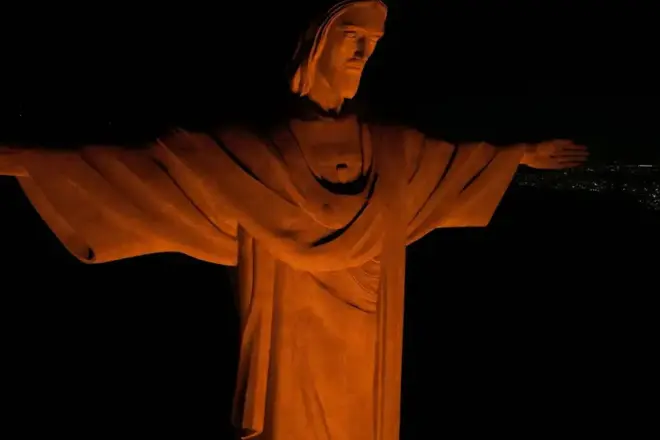 Cristo Redentor recebe iluminação laranja em campanha contra o feminicídio