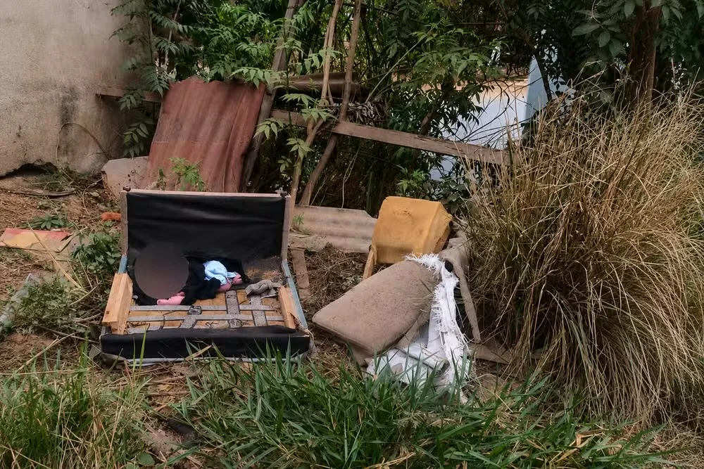 Mãe é presa após abandonar recém-nascido em lote vago na Grande BH